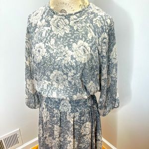 Fabulous vintage dress that is 100% silk. Excellent condition.